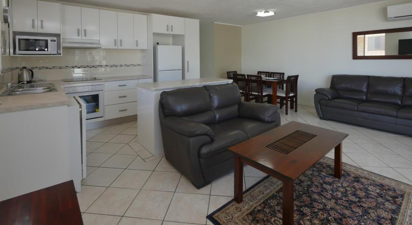 Merrima Court Holiday Apartments Kings Beach Lounge