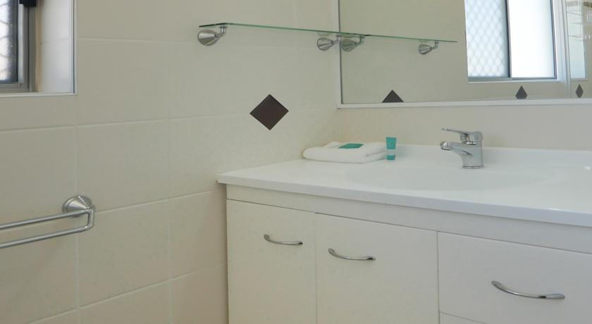 Merrima Court Holiday Apartments Kings Beach Bathroom